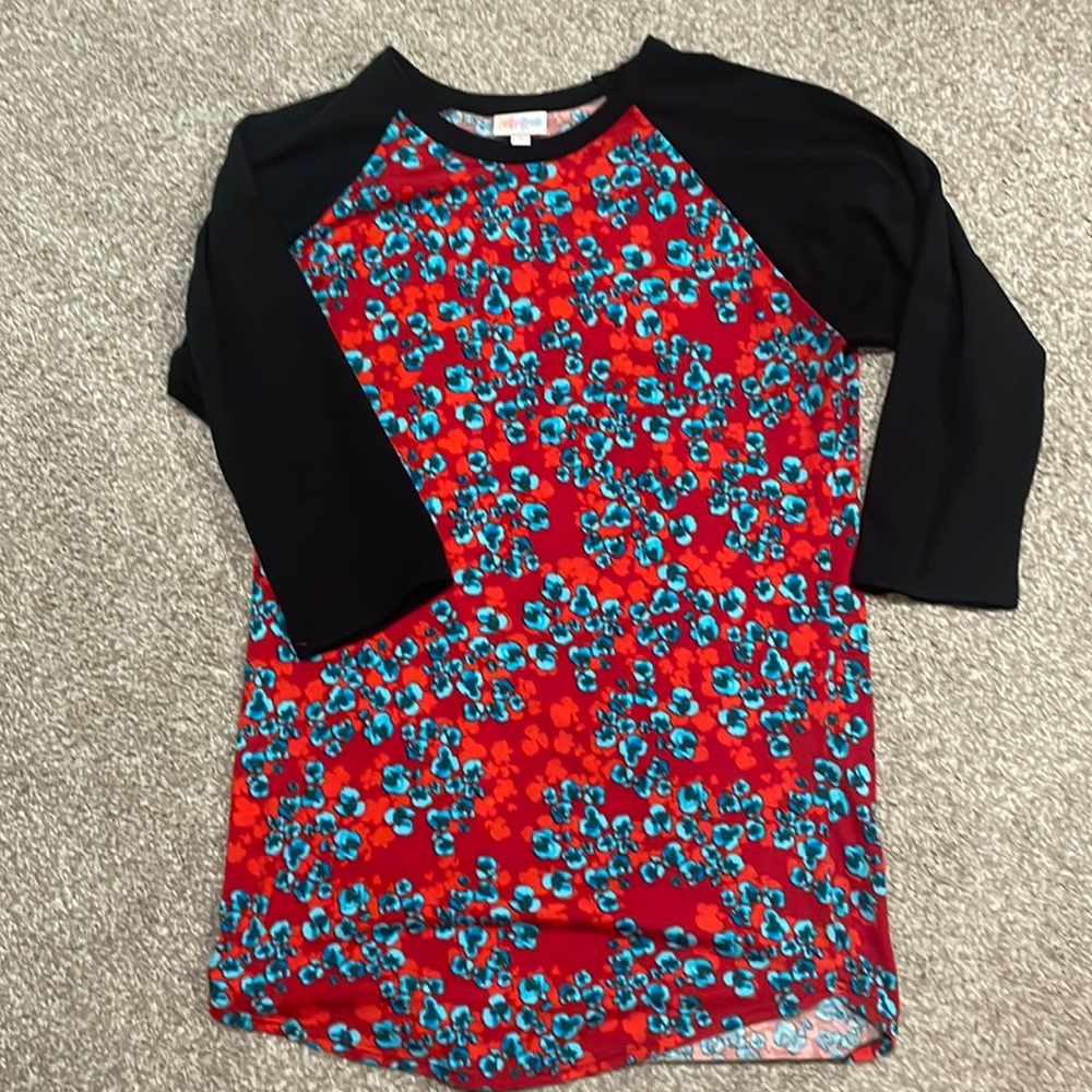Check out the color combo of this LulaRoe 3/4 sleeve Top!!